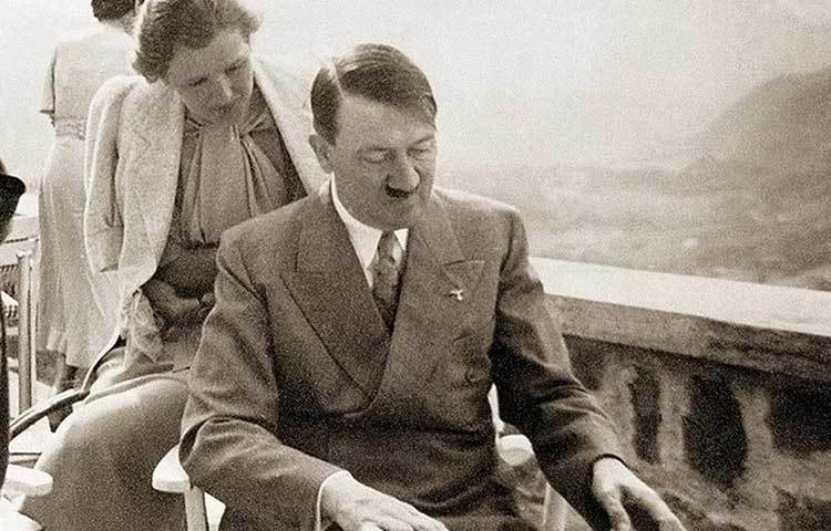 গেলির মৃত্যুর পর একেবারে ভেঙে পড়েছিলেন হিটলার। সেই সময়ই তার জীবনে প্রবেশ ইভার। ধীরে ধীরে হিটলারের বিভিন্ন পার্টিতে ইভার আনাগোনা শুরু হয়। হিটলারের বাড়িতেও যাতায়াত বাড়ে তার। কিন্তু কেউ এলে লুকিয়ে পড়তে হত তাকে। কখনও আবার ইভাকে নিজের সেক্রেটারি বলেও পরিচয় করাতেন হিটলার।