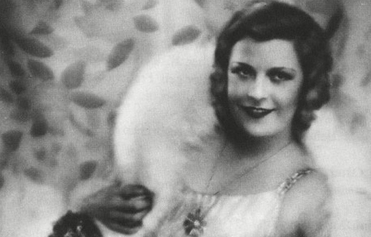 নিজের দেশপ্রেমী ভাবমূর্তি টিকিয়ে রাখা নিয়ে বরাবর সচেতন ছিলেন হিটলার। তাই অবিবাহিত এবং নারীসঙ্গ থেকে শতহস্ত দূরে বলে সাধারণ মানুষের সামনে নিজেকে তুলে ধরতেন তিনি। কিন্তু ইভা ছাড়াও সেই সময় আরও সাত-আটজনের সঙ্গে তার সম্পর্ক ছিল বলে জানা যায়, যাদের মধ্যে অন্যতম হলেন অভিনেত্রী রেনাতে মুলার।