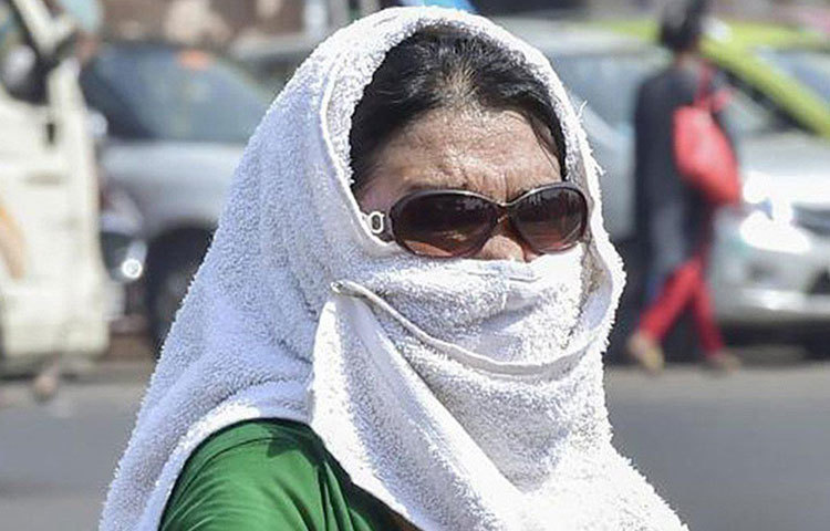 মে মাস শেষ হতে চলেছে। কিন্তু তাপমাত্রা কমার লক্ষণ নেই। বরং গরমে হাঁসফাঁস করছেন সাধারণ মানুষ। এমন অবস্থায় ঘরে ঘরে এসি বসানোর ধুম পড়েছে চারিদিকে। কিন্তু তাতে পরিবেশের উপর কী মারাত্মক প্রভাব পড়ছে জানেন?