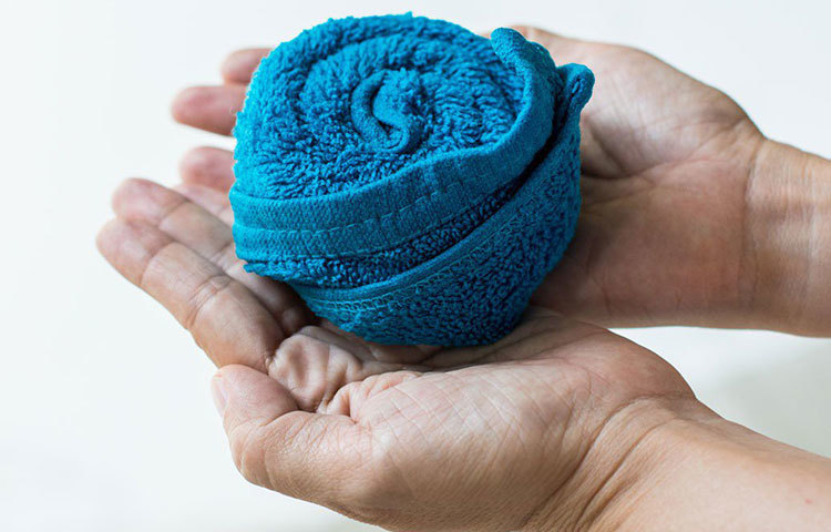 চিকিৎসকদের মতে, সাধারণ রুমাল জলে ভিজিয়ে বার বার মুখ মুছুন। এতে গরমের কষ্ট থেকে মুক্ত থাকবেন। আর মেক আপ তোলার ক্ষেত্রেও পেট্রোলিয়াম জেলি ও ভিজে রুমাল ব্যবহার করুন।