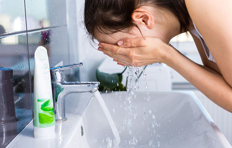 আর মুখ পরিষ্কারের গবেষকরা বরং বলছেন মুখ ধোয়ার পুরনো পদ্ধতিই সেরা। স্রেফ সাবান-পানি ব্যবহার করা বা ত্বক বিশেষজ্ঞদের পরামর্শ নিয়ে কোনো ফেস ওয়াশ ব্যবহার করা অনেক বেশি নির্ভরযোগ্য ও নিরাপদ।