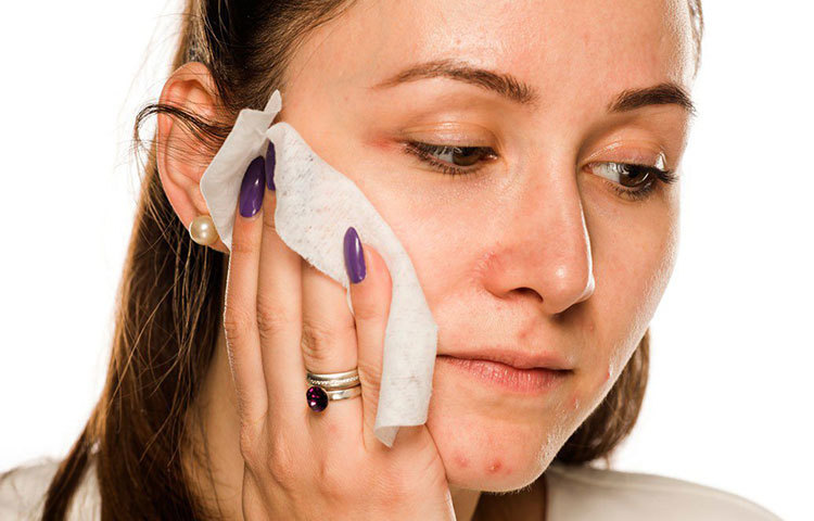 শুধু ঘাম থেকে বাঁচতেই নয়, অনেকে মেকআপ তুলতেও ওয়েট টিস্যু ব্যবহার করেন। এতে মুখ তার প্রয়োজনীয় আর্দ্রতা হারায় না। শুধু তা-ই নয়, মেক আপের রাসায়নিকের ফলে ত্বকের যেটুকু ক্ষতি হয়, ওয়েট টিস্যু সেই ক্ষতিতেও কিছুটা প্রলেপ দিতে পারে বলে অনেকেই ভেবে থাকি। ভিজে টিস্যুর ঠান্ডা পরশে মুখের ত্বকও আরাম পায়।