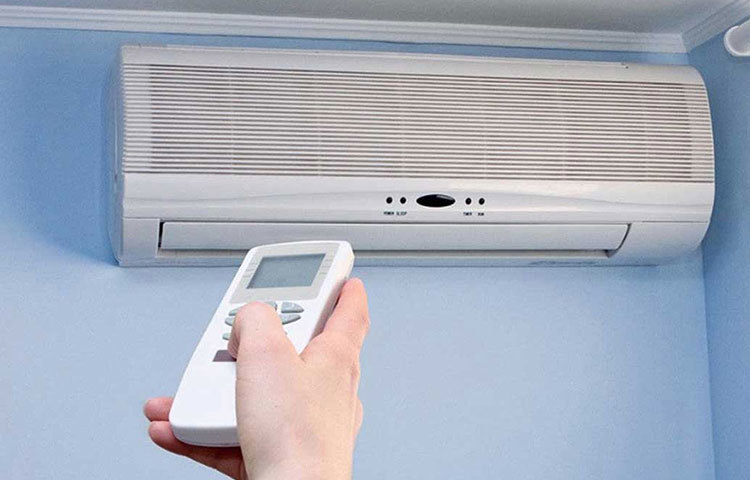 এসি থেকে হাইড্রো ফ্লুরো কার্বন এবং ক্লোরো ফ্লুরো কার্বন গ্যাস বেরোয়, যেগুলো পরিবেশের জন্য ক্ষতিকর গ্রিন হাউস গ্যাসের তালিকায় পড়ে। এই গ্রিন হাউস গ্যাসগুলোই বিশ্ব উষ্ণায়নের জন্য দায়ী। গরম থেকে নিষ্কৃতি পেতে তাই ঘরোয়া টোটকার সাহায্য নিন বরং। এতে সাশ্রয়ও হবে। আবার বাঁচবে পরিবেশও।