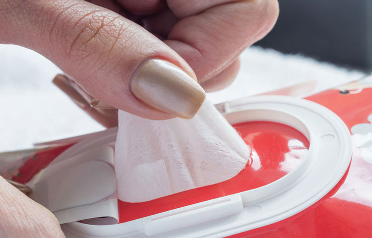 কিন্তু যদি হঠাৎই জানতে পারেন, এই ওয়েট টিস্যু ধীরে ধীরে ক্ষতি করছে আপনার তাহলে কেমন লাগবে। দুনিয়া জুড়ে চিকিৎসকরা কিন্তু এই ওয়েট টিস্যুর নাম শুনলেই আঁতকে উঠছেন। ওয়েট টিস্যুকে রীতিমতো ঘাতক বলে চিহ্নিত করছেন গবেষকরা।