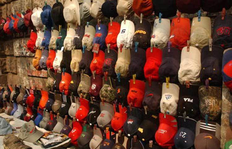 ব্যাগ-ছাতা সামলানোর ঝক্কি অনেক। রোদ থেকে বাঁচতে তাই টুপি পরেন অনেকে। কিন্তু প্রচণ্ড রোদে তা বিশেষ কাজ দেয় না। উল্টে মাথাব্যথার শুরু হয়। তবে সহজেই এই সমস্যা থেকে মুক্তি পেতে পারেন।