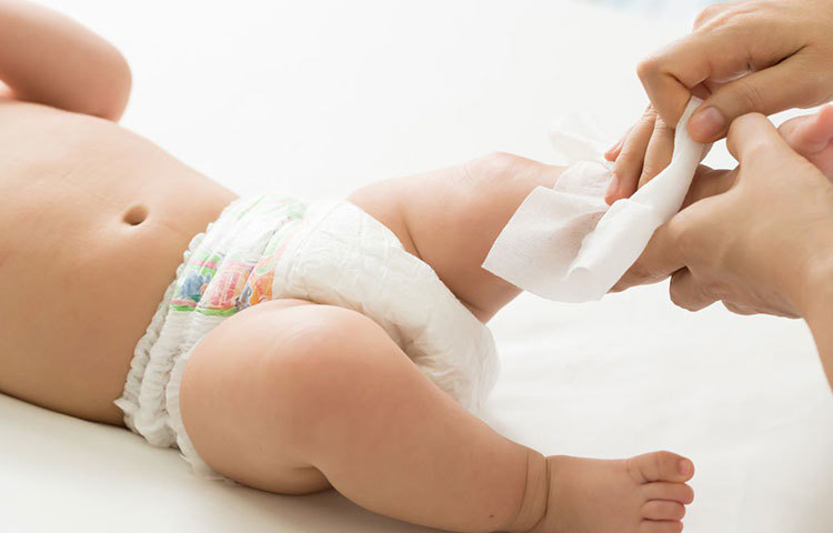 মার্কিন যুক্তরাষ্ট্রে ‘নর্থ ওয়েস্টার্ন ইউনিভার্সিটি’-র গবেষক জন কুক মিলসের গবেষণায় উঠে এসেছে এমনই কিছু তথ্য। তার মতে,ওয়েট ওয়াইপ্স ব্যবহার করলে শিশুদের অ্যালার্জির সমস্যা কয়েকগুণ বেড়ে যায়। এর মূল কারণ হচ্ছে এই বস্তুটির মধ্যে থাকা সোডিয়াম লরিল সালফেট। এটি শিশুর ও বয়স্কদের স্পর্শকাতর ত্বকের জন্যে খুবই ক্ষতিকর।