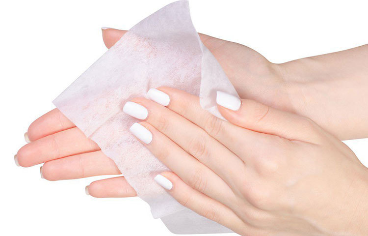 শুধু শিশু বা বয়স্কতেই নিস্তার নেই। ওয়েট ওয়াইপের মধ্যে থাকা আর এক রাসায়নিক মিথাইল ক্লোরিসেথিয়া জোলাইন বড়দের ত্বকের জন্যও ক্ষতিকর।