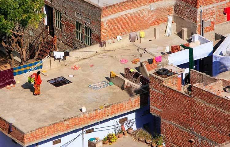 রোদে বাড়ির ছাদ তেতে গেলে গরমে কষ্ট হয়। অতি সহজেই এর থেকে মুক্তি পেতে পারেন। তার জন্য লাগবে অ্যালুমিনিয়াম ফয়েল, থার্মোকল শিট এবং বস্তা। যে ঘরে ঘুমোন, তার ছাদে প্রথমে বস্তা পাততে হবে। তার উপর বিছিয়ে দিতে হবে থার্মোকল শিট, যা ঢেকে দিতে হবে অ্যালুমিনিয়াম ফয়েল দিয়ে।