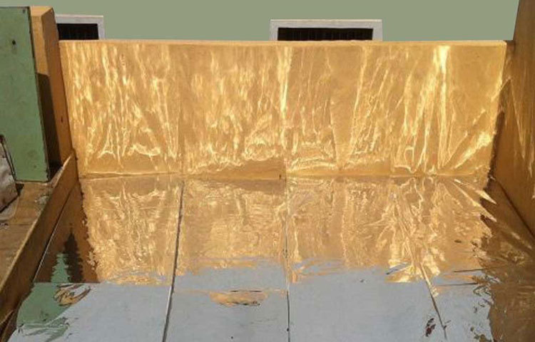 খেয়াল রাখবেন অ্যালুমিনিয়াম ফয়েল এবং থার্মোকল শিটের মধ্যে একটুও ফাঁক থাকা চলবে না। হাওয়ায় ফয়েল যাতে উড়ে না যায়, তার জন্য তার উপর ইট চাপিয়ে দিয়ে পারেন। এর ফলে তিনটি স্তর পেরিয়ে সরাসরি ছাদে রোদ পড়বে না। এভাবে ঘরের তাপমাত্রা প্রায় ৫ ডিগ্রি কমানো সম্ভব।