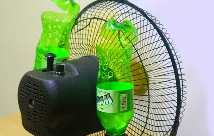 পাখার গরম হাওয়ায় ঘরে টিকতে পারছেন না? তারও উপায় রয়েছে। দরকার শুধু একটি টেবিল ফ্যান এবং দুটি প্লাস্টিকের বোতলের। প্লাস্টিকের বোতলের নীচের অংশ গোল করে কেটে নিন। এবার দড়ি বা ফিতে দিয়ে টেবিল ফ্যানের পিছনে আটকে দিন। পাখা চালু করার আগে বোতল দু’টির মধ্যে বরফের টুকরো রেখে দিন। সুইচ টিপলেই ঠান্ডা হাওয়া।