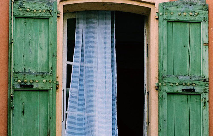 জানালার সামনে ভিজে কাপড় ঝুলিয়ে রাখলে ঘর ঠান্ডা হয় নিশ্চয়ই জানেন! কিন্তু ভিজে চাদর গায়ে রেখে শোওয়ার কথা শুনেছেন? প্রচন্ড গরম থেকে রেহাই পেতে মিশরের মানুষ এই উপায় খুঁজে বার করেছেন। এ ক্ষেত্রে গা ঢাকার চাদর হালকা করে ভিজিয়ে নিন। গায়ের উপর চাপিয়ে শুয়ে পড়ুন। চাদর যত শুকাবে, ততই ঠান্ডা বোধ করবেন আপনি।