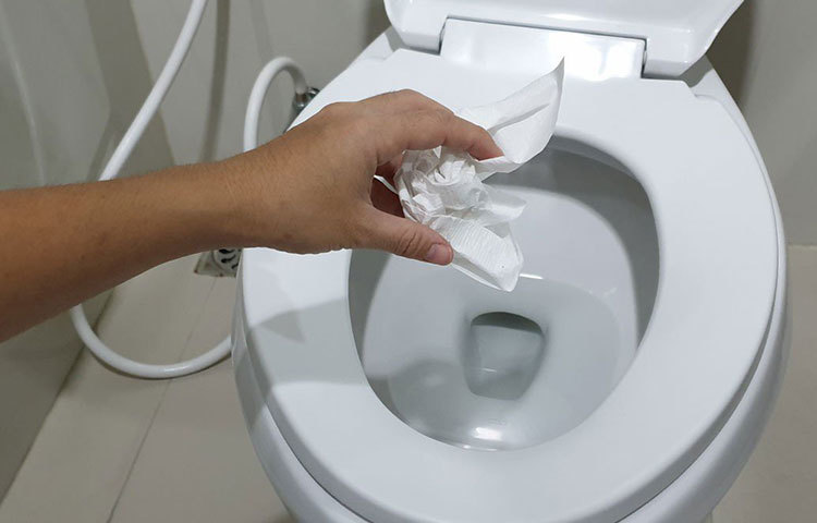 ওয়েট ওয়াইপ্স ব্যবহারের পর অনেকে প্রায়শই কোমডে ফেলে ফ্লাশ করেন। নিকাশি ব্যবস্থা ঠিক রাখতে হলে অবিলম্বে এই অভ্যাস ত্যাগ করা উচিত। ওয়েট টিস্যুর প্লাস্টিক ও কাগজের মণ্ড নিকাশি ব্যবস্থাকে বিপদে ফেলে।