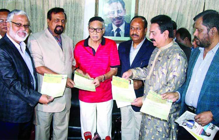 বিএনপি সরকার তার বিরুদ্ধে কয়েকটি দুর্নীতি মামলা দায়ের করে। তার মধ্যে কয়েকটিতে তিনি দোষীসাব্যস্ত হন এবং সাজাপ্রাপ্ত হন।