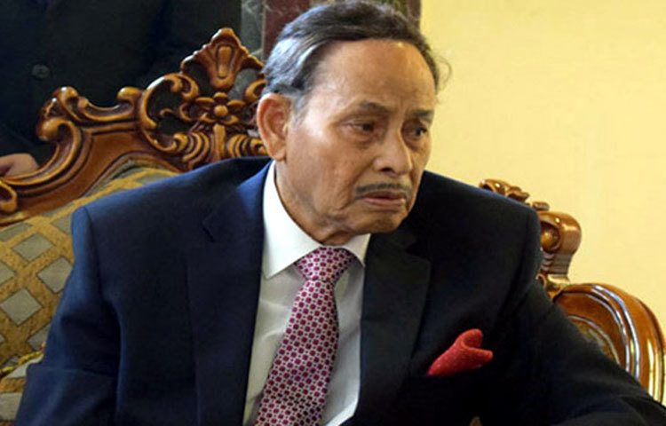 ১৯৯৬ সালের সাধারণ নির্বাচনেও তিনি পাঁচটি আসন থেকে নির্বাচিত হন। ছয় বছর আবরুদ্ধ থাকার পর ১৯৯৭ সালের ৯ জানুয়ারি তিনি জামিনে মুক্তি পান। তার প্রতিষ্ঠিত জাতীয় পার্টি ২০০০ সালে তিন ভাগে বিভক্ত হয়ে পড়ে, যার মধ্যে মূল ধারার চেয়ারম্যান হন তিনি।