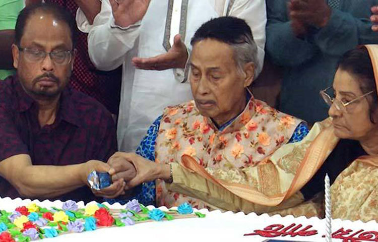 রংপুর-৩ আসন থেকে বারবার নির্বাচিত এ সংসদ সদস্যের জন্ম ১৯৩০ সালের ১ ফেব্রুয়ারি। তিনি রংপুর জেলার দিনহাটায় জন্মগ্রহণ করেন।