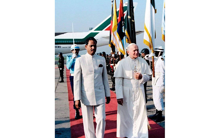 প্রবল গণআন্দোলনের মুখে ১৯৯০ সালের ৬ ডিসেম্বর ক্ষমতা ছাড়তে বাধ্য হন সাবেক সামরিক শাসক হুসেইন মুহম্মদ এরশাদ। দিনটিকে আওয়ামী লীগ ‘গণতন্ত্র মুক্তি দিবস’, বিএনপি ‘গণতন্ত্র দিবস’ এবং এরশাদের জাতীয় পার্টি ‘সংবিধান সংরক্ষণ দিবস’ হিসেবে পালন করে।