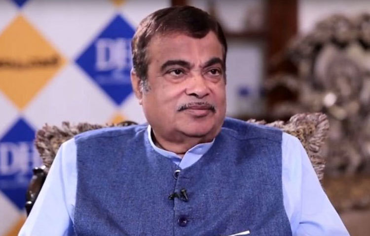 নিতিন গডকড়ী: মহারাষ্ট্রের নাগপুর কেন্দ্র থেকে দাঁড়িয়েছেন কেন্দ্রীয়মন্ত্রী তথা বিজেপি প্রার্থী নিতিন গডকড়ী। তার বিরুদ্ধে কংগ্রেসের প্রার্থী নানাভাও পাটালো। নাগপুর কেন্দ্রটি একসময় কংগ্রেসের দুর্গ বলে পরিচিত ছিল। ২০১৪ সালে কংগ্রেসের বিলাস মুত্তেমওয়ারকে হারিয়ে ওই কেন্দ্র থেক সাংসদ হন।