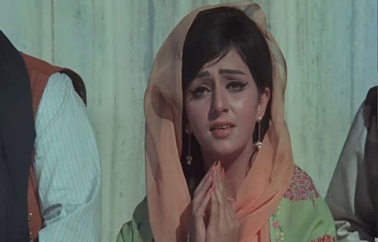 ‘পতঙ্গ’, ‘গুড্ডি’, ‘কহিঁ আর কহিঁ পার’ ছবির অভিনেত্রীকে হাসপাতাল থেকে শ্মশানে নিয়ে যাওয়া হয়েছিল ঠেলাগাড়িতে চাপিয়ে। বিশেষ কেউ জানতেও পারেননি এক কালের গ্লামারাস নায়িকা চলে গেলেন নিঃশব্দে। বেশ কয়েকদিন পরে সংবাদপত্রের অবিচুয়ারি থেকে জানা গিয়েছিল জৌলুসহীন এক নক্ষত্র ঝরে গিয়েছেন সবার অগোচরে।