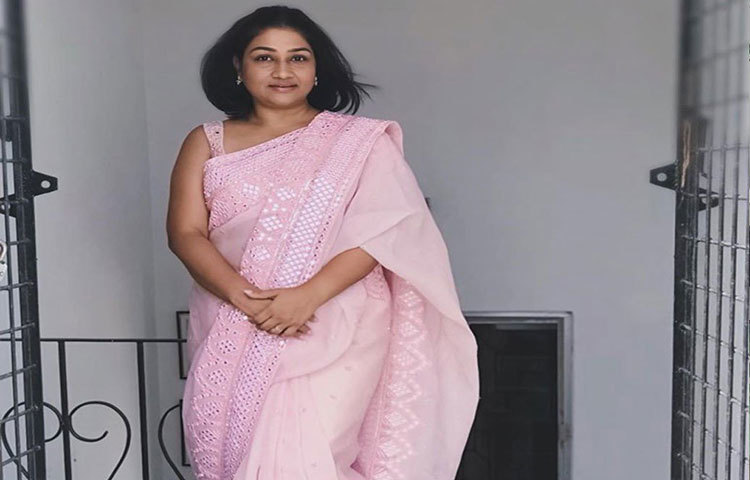 দেশের নামী ডিজাইনাররাও ডলির শরণাপন্ন হন। তার কথায়, আগেকার দিনে বাড়িতেই থাকতেন এমন কেউ যিনি শাড়ি পরাতে সিদ্ধহস্ত ছিলেন। বিশেষ বিশেষ অন্ষ্ঠুানে তার কাছেই লম্বা লাইন পড়ে যেত। এখন অনেকেই খোঁজেন পেশাদার শাড়ি ড্রেপার। যাতে আরও নিখুঁত হয়ে ওঠে সাজগোজ।