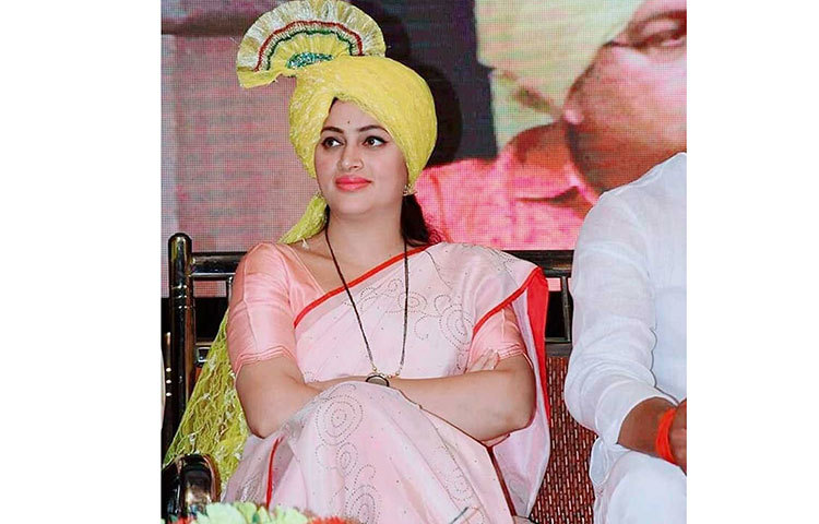 নবনীত জিতেছেন মহারাষ্ট্রের অমরাবতী লোকসভা আসন থেকে। তবে তিনি কোনো দলের সাংসদ নন। নির্দল হিসেবেই তিনি লড়াই করেছিলেন তিনি। নবনীত হারিয়েছেন শিবসেনার প্রার্থীকে। জিতেছেন ৩৭ হাজার ভোটের ব্যবধানে।