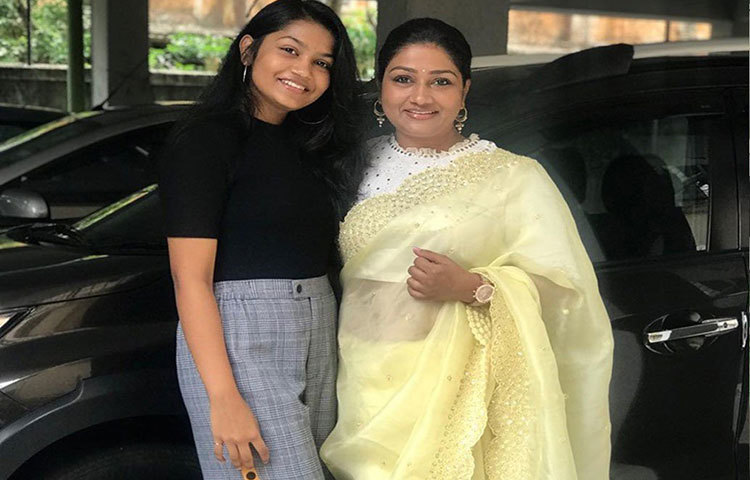 মাত্র সাড়ে ১৮ সেকেন্ডে একটি শাড়ি পরাতে পারেন ডলি। তার নাম উঠেছে লিমকা বুক অব ওয়ার্ল্ড রেকর্ডসে। তখন তিনি ১২৫ রকমভাবে শাড়ি পরাতে পারতেন। এখন পারেন ৩২৫ রকম উপায়ে। ভারতের সব প্রদেশের শাড়ি পরানোর স্টাইল তো বটেই। ডলির আস্তিনে হাজির ফিউশন কেতাও।