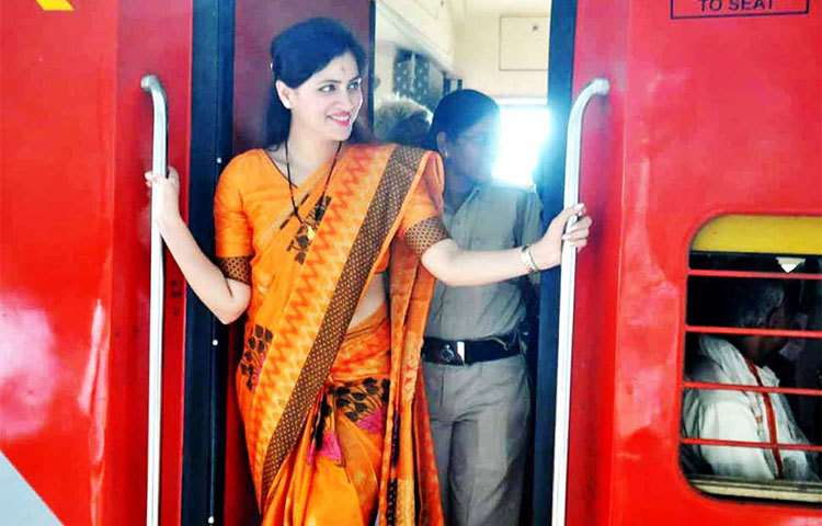 নবনীত একজন অভিনেত্রী। মূলত তেলগু, পঞ্জাবি ও কানাড়া সিনেমাতেই তাকে অভিনয় করতে দেখা গিয়েছে। এবার তিনি ভোট পেয়েছেন ৫ লাখ ১০ হাজার ৯৪৭ টি ভোট।