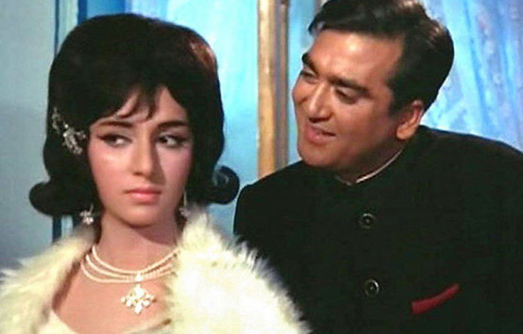 ইচ্ছাপূরণের পথে স্বামীর পূর্ণ সমর্থন পেয়েছিলেন ভিমি। যদিও বাবা মা এবং শ্বশুর শাশুড়ি কেউ তাকে সমর্থন করেননি। কিন্তু স্বামীর প্রশ্রয়ে চলতে থাকে ভিমির একের পর এক ছবিতে সাইন। অভিজাত পালি হিলসে প্রাসাদোপম বাড়ি, গলফ খেলা, ডিজাইনার পোশাক, মিঙ্ক কোর্ট, স্পোর্টস কার, মজুত ছিল ভোগবিলাসের সব উপকরণ।