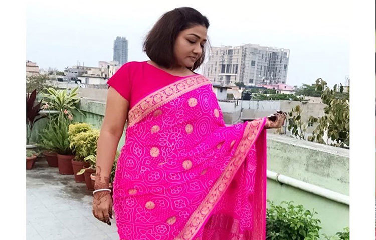 যে শাড়ি এখন তুরূপের তাস, সেই শাড়ি থেকে মুখ ফিরিয়ে থাকতেন বিয়ের আগে। ছোটবেলায় মায়ের শাড়ি পরতেন, যেমন বাকি মেয়েরাও করে। কিন্তু তার বেশি কিছু নয়। ছবিটা পাল্টে গেল বিয়ের পরে। এমন শ্বশুরবাড়িতে এলেন, যেখানে বাড়ির বউ-এর শাড়ি ছাড়া অন্য পোশাক চলবে না।