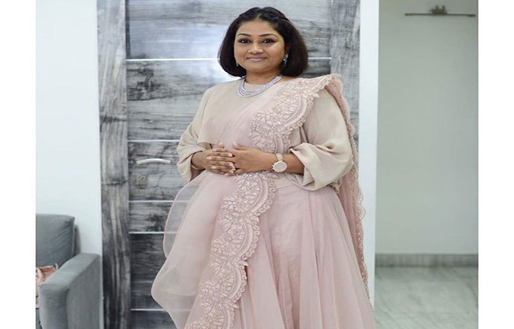 প্রথমে ভেঙে পড়েছিলেন। শাড়ি পরে থাকতে হবে শুনে। পরে একেই পাল্টে নিলেন আশীর্বাদে। শুরু করলেন শাড়ি পরানোর কায়দা নিয়ে পরীক্ষানিরীক্ষা। শাড়ি পরাতেন ম্যানেকিনে। ভাবতেন, কী করে আরও নতুনত্ব আনা যায়।