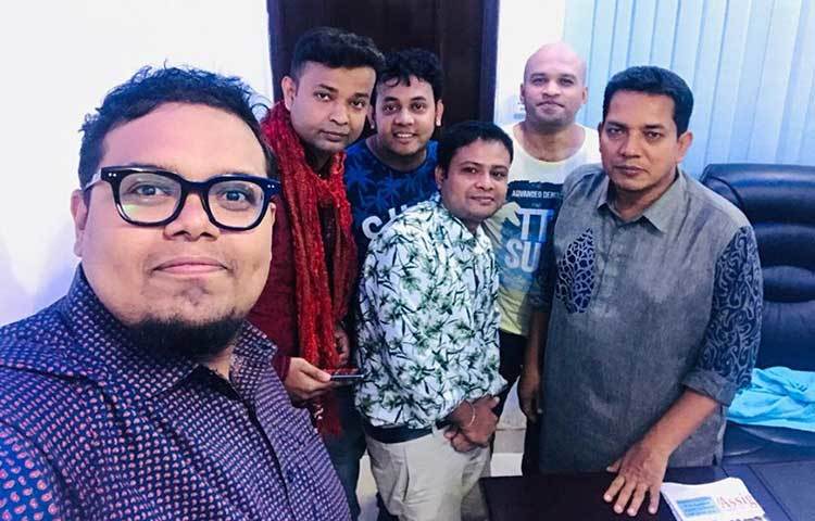 এ অনুষ্ঠানটি প্রযোজনা করেছেন মনজুরুল হক মনজু। অনুষ্ঠানে হাসি আর কৌতুকের ছলে উঠে এসেছে ঈদ-সংশ্লিষ্ট নানা অসঙ্গতির কথা।