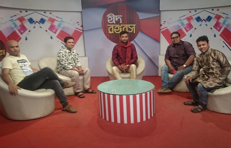 অনুষ্ঠানের উপস্থাপক ইকবাল খন্দকারের সঙ্গে অতিথিরা।