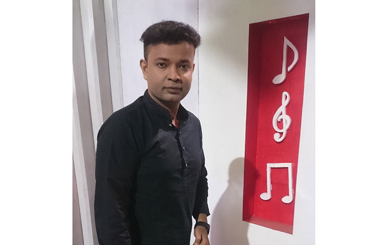 উল্লেখ্য, ইকবাল খন্দকার নিয়মিত লেখালেখির পাশাপাশি বিভিন্ন টেলিভিশন অনুষ্ঠান উপস্থাপনা করেন। ঈদ অনুষ্ঠানের শুটিংয়ের সময় ক্যামেরাবন্দি  ইকবাল খন্দকার।