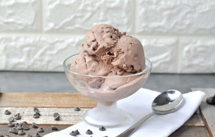 আইসক্রিমে রয়েছে প্রচুর পরিমাণে ক্যালশিয়াম আর ফসফরাস জাতীয় খনিজ যা হাড় শক্ত মজবুত করতে সাহায্য করে।