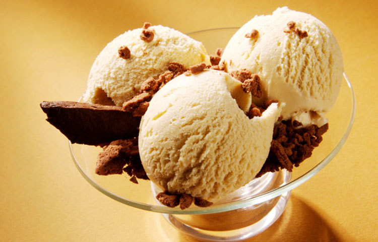 আইসক্রিমের মূল উপাদান হল দুধ আর দুধে রয়েছে এল-ট্রিপটোফেন যা স্নায়ুতন্ত্রকে শান্ত রাখতে সাহায্য করে। ফলে মানসিক চাপ দ্রুত নিয়ন্ত্রণে চলে আসে।