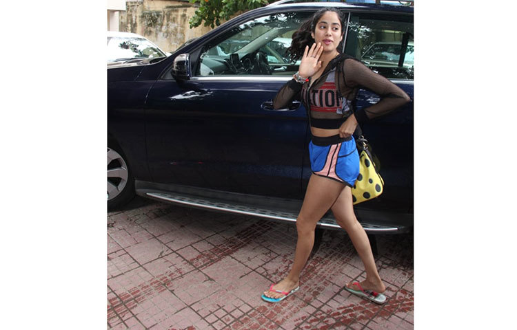 জাহ্নবী অভিনীত ‘ধড়ক’ ছবি মুক্তি পাওয়ার পর থেকেই লাইমলাইটে শ্রীদেবী কন্যা।