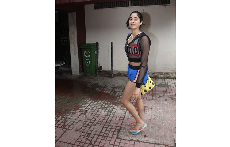 জাহ্নবীর সৌন্দর্য নিয়ে আলোচনা চলছেই।