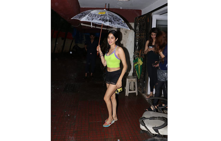 যেমন রূপ জাহ্নবীর তেমনই মাথার চুল।