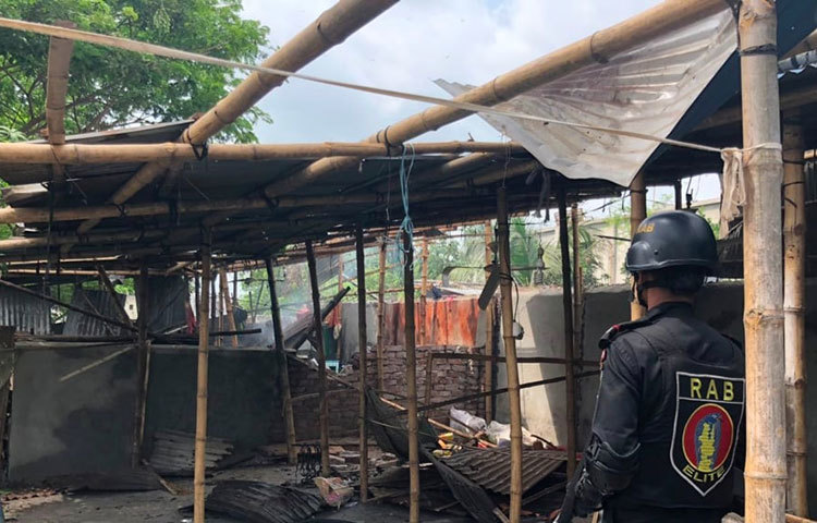 বাড়িটি ঘেরাও করার পরই কেয়ারটেকারসহ তিনজনকে আটক করেছে র‌্যাব। তারা হলেন কেয়ারটেকার সোহাগ, সোহাগের বউ মৌসুমী ও স্থানীয় মসজিদের ইমাম ইউসুফ। ছবি: মাহবুব আলম