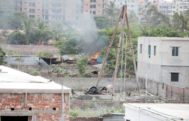 আগুন জ্বলছে জঙ্গি আস্তানায়। ছবি: মাহবুব আলম