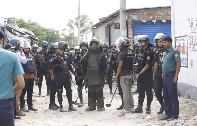 র‌্যাব-২ এর এসপি পদমর্যাদার এক কর্মকর্তা এ তথ্য নিশ্চিত করে জানান, টিনশেড বাড়িটির কেয়ারটেকারকে জিজ্ঞাসাবাদে জানার চেষ্টা করা হচ্ছে ওই টিনশেড ভবনে কারা কারা থাকেন। কীভাবে ভাড়া দিয়েছেন। সোহাগ ওই এলাকায় ডিশের ব্যবসা করেন। ছবি: মাহবুব আলম