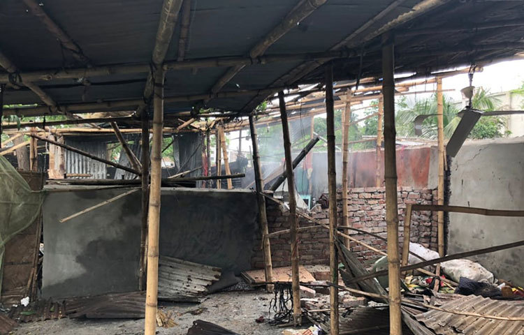 প্রত্যক্ষদর্শী ও ওই টিনশেড বাড়ির বাসিন্দা জোনায়েদ জাগো নিউজকে বলেন, ওই টিনশেড বাড়িতে চারটি রুম। তিনি এক রুমে থাকেন। পেশায় রড-সিমেন্টের মিস্ত্রি, বাড়ি-ঘরের কাজ করেন। ছবি: মাহবুব আলম