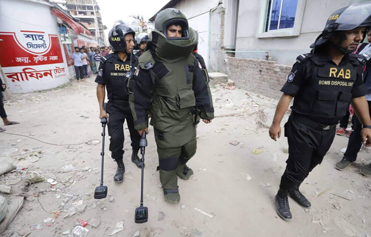 র‌্যাবের অভিযানের প্রস্তুতি। ছবি: মাহবুব আলম