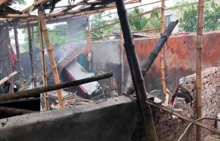 আগুনে পুড়ে যাওয়া জঙ্গি আস্তানার ছবি। ছবি: মাহবুব আলম