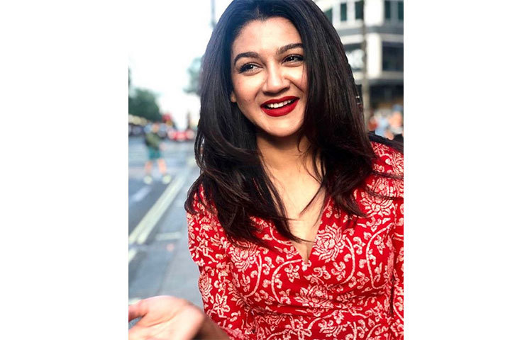 লাল পরি সাজে উচ্ছ্ল হাসিতে জয়া। ছবি: ইনস্টাগ্রাম