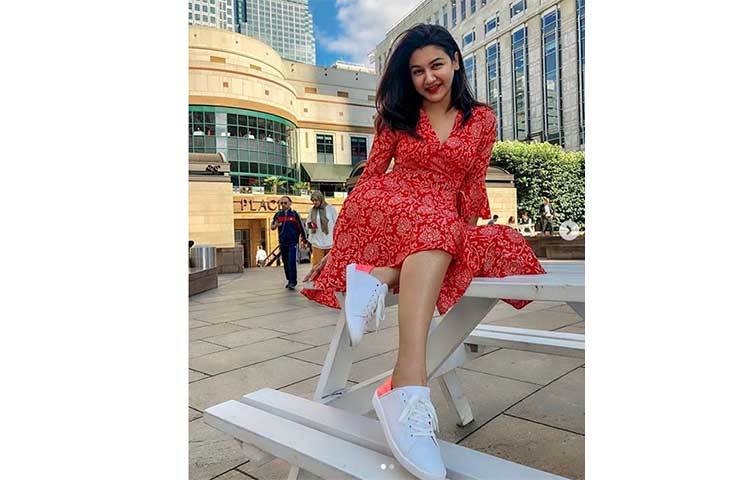 লাল সাজে জয়ার মিষ্টি হাসি। ছবি: ইনস্টাগ্রাম