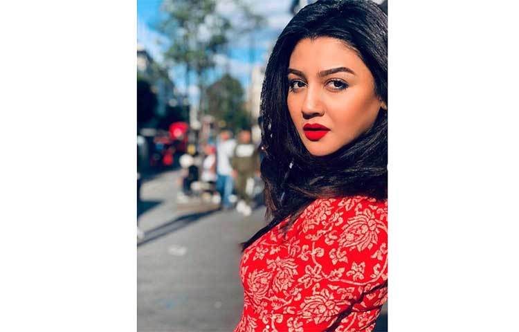 কার অপেক্ষায় যেন পথপানে চেয়ে আছেন জয়া। ছবি: ইনস্টাগ্রাম