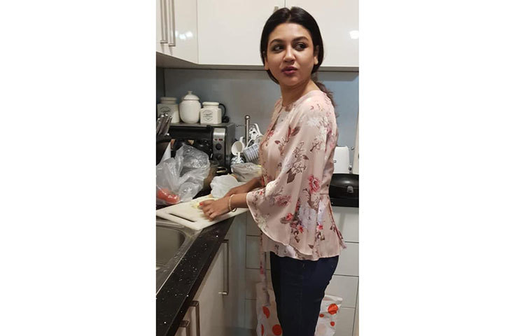 সালাদের জন্য সবজি কাটছেন জয়া।