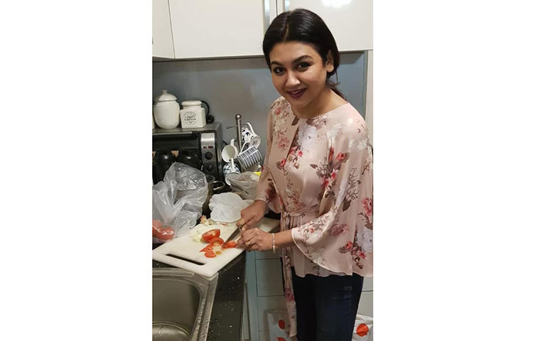 নিজের বাগানের পাকা টমেটো দিয়ে সালাদ বানাতে পেরে উচ্ছ্বসিত জয়া।