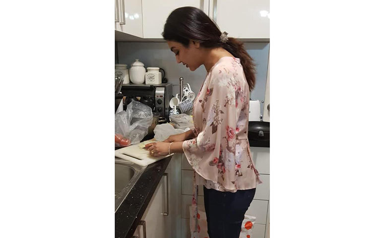 সালাদ তৈরির ছবি গতকাল তার ফেসবুকে প্রকাশ করেন জয়া।