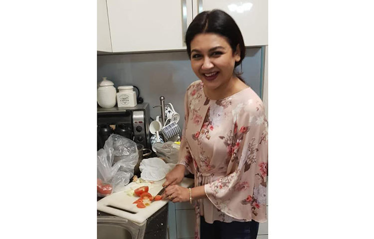 সালাদ বানানোর ছবি পোস্ট করে জয়া তার’ ফেসবুকে লেখেন, ‘আমি যখন ঢাকার বাসাতে থাকি, তখন আমি আমার বাগানের তাজা সবজি দিয়ে সালাদ বানাতে পছন্দ করি। এ সালাদ ভেষজ ও তরতাজা’।